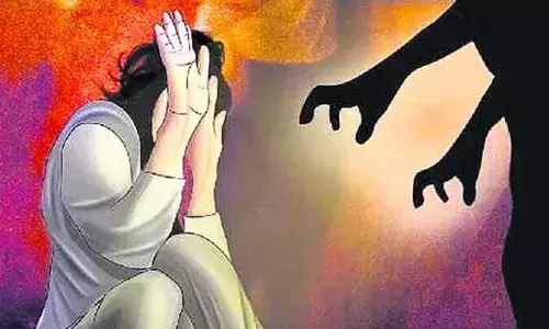 యూనివర్సిటీలో అసిస్టెంట్ ప్రొఫెసర్ భార్యపై అత్యాచార యత్నం