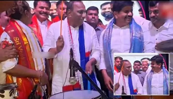 డ్రమ్స్ వాయించి దుమ్ములేపిన మల్లారెడ్డి.. సోషల్ మీడియాలో వీడియో వైరల్ డ్రమ్స్ వాయించి దుమ్ములేపిన మల్లారెడ్డి.. సోషల్ మీడియాలో వీడియో వైరల్