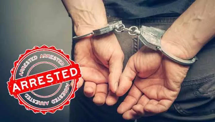 కొండాపూర్ రేవ్ పార్టీ సూత్రధారి అశోక్ కుమార్ అరెస్ట్.. కారుకు ఎంపీ స్టిక్కర్ వేసుకుని చక్కర్లు కొండాపూర్ రేవ్ పార్టీ సూత్రధారి అశోక్ కుమార్ అరెస్ట్.. కారుకు ఎంపీ స్టిక్కర్ వేసుకుని చక్కర్లు