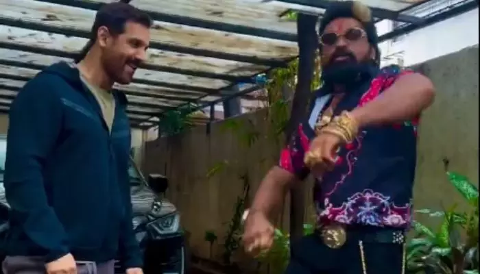 బాలీవుడ్లో పుష్ప క్రేజ్ తగ్గేదే లే..జాన్ అబ్రహంతో పుష్ప అభిమాని వీడియో వైరల్ బాలీవుడ్లో పుష్ప క్రేజ్ తగ్గేదే లే..జాన్ అబ్రహంతో పుష్ప అభిమాని వీడియో వైరల్