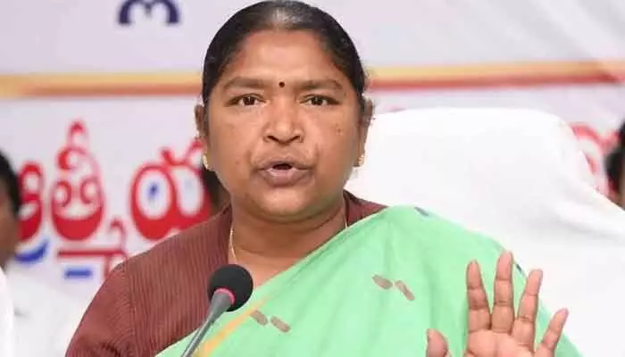 గత సర్కార్ చేసిన తప్పులను సరిదిద్దుతున్నాం.. మంత్రి సీతక్క కీలక వ్యాఖ్యలు గత సర్కార్ చేసిన తప్పులను సరిదిద్దుతున్నాం.. మంత్రి సీతక్క కీలక వ్యాఖ్యలు