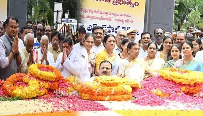జైపాల్రెడ్డికి భారత రత్న ఇవ్వాలి.. ఆయన వర్ధంతి సందర్భంగా నివాళి అర్పించిన మంత్రులు, ప్రముఖులు జైపాల్రెడ్డికి భారత రత్న ఇవ్వాలి.. ఆయన వర్ధంతి సందర్భంగా నివాళి అర్పించిన మంత్రులు, ప్రముఖులు
