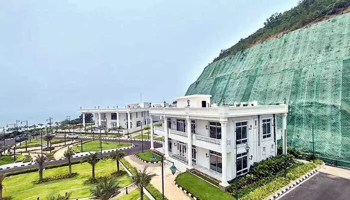 రుషికొండ ప్యాలెస్ను ఎలా ఉపయోగించుకోవాలో తెలియడం లేదు: మంత్రి సెటైర్లు రుషికొండ ప్యాలెస్ను ఎలా ఉపయోగించుకోవాలో తెలియడం లేదు: మంత్రి సెటైర్లు