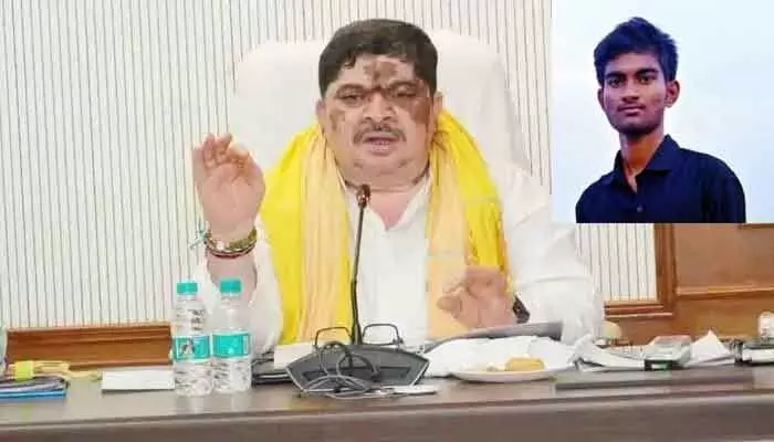నిరుపేద విద్యార్థికి అండగా మంత్రి పొన్నం నిరుపేద విద్యార్థికి అండగా మంత్రి పొన్నం