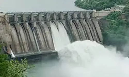 శ్రీశైలానికి కొనసాగుతున్న వరద ప్రవాహం.. దిగువకు నీటి విడుదల