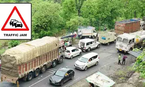 చెడిపోయిన ఆయిల్ ట్యాంకర్.. 10 కి.మీ మేర భారీగా ట్రాఫిక్‌ జామ్‌