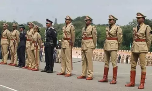 ఆ ఊరు.. కలెక్టర్ల కార్ఖానా.!