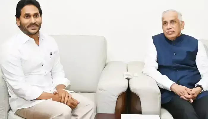 గవర్నర్‌తో జగన్ భేటీ.. కోటి సంతకాల ప్రతుల అందజేత