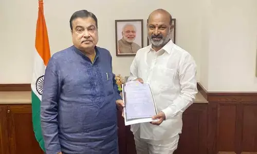 వీలైనంత త్వరగా నిర్ణయం తీసుకుంటా.. బండి సంజయ్‌కి నితిన్ గడ్కరీ భరోసా