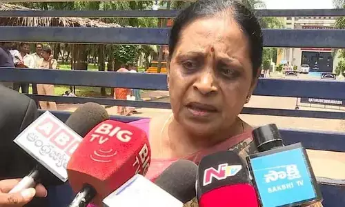 నా కొడుకును టెర్రరిస్టులా చూస్తున్నారు: ఎంపీ మిథున్ రెడ్డి తల్లి కంట తడి