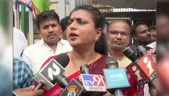 జగన్ భద్రతపై సర్కార్ నిర్లక్ష్యంగా వ్యవహరిస్తోంది.. మాజీ మంత్రి రోజా హాట్ కామెంట్స్ జగన్ భద్రతపై సర్కార్ నిర్లక్ష్యంగా వ్యవహరిస్తోంది.. మాజీ మంత్రి రోజా హాట్ కామెంట్స్