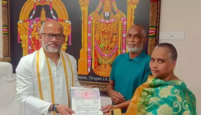 శ్రీవారిపై అపారభక్తిని చాటుకున్న హైదరాబాద్ దంపతులు.. స్వామికి విరాళంగా ఇల్లు శ్రీవారిపై అపారభక్తిని చాటుకున్న హైదరాబాద్ దంపతులు.. స్వామికి విరాళంగా ఇల్లు