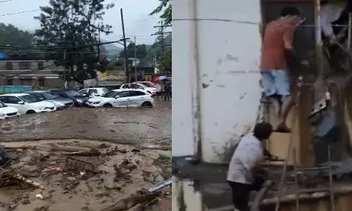 భారీ వర్షాలు.. బురదలో కూరుకుపోయిన వాహనాలు