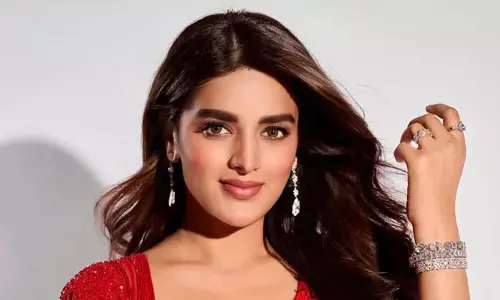 చిలుకతో అక్కడ కరిపించుకున్న పవన్ కళ్యాణ్ హీరోయిన్.. వైరల్‌గా మారిన క్యూట్ వీడియో