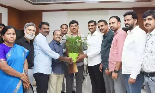 మంత్రి పొంగులేటిని క‌లిసిన రెవెన్యూ సంఘాల నేత‌లు.. పదోన్నతి కల్పించడంపై కృతజ్ఞతలు