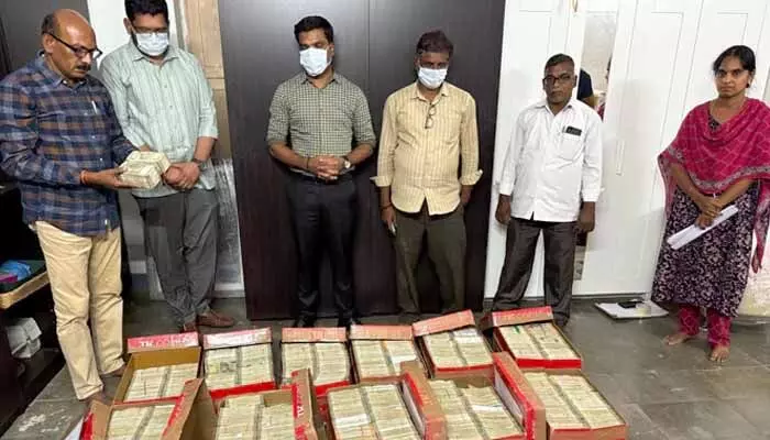 ఏపీ లిక్కర్ కేసులో కీలక మలుపు.. సులోచన ఫామ్హౌస్లో రూ.11కోట్లు సీజ్ ఏపీ లిక్కర్ కేసులో కీలక మలుపు.. సులోచన ఫామ్హౌస్లో రూ.11కోట్లు సీజ్
