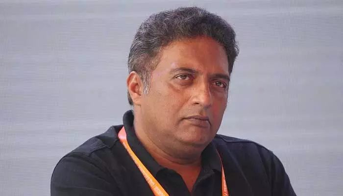 శివాజీపై పోరాటం.. అనసూయకు ప్రకాష్ రాజ్ మద్దతు శివాజీపై పోరాటం.. అనసూయకు ప్రకాష్ రాజ్ మద్దతు