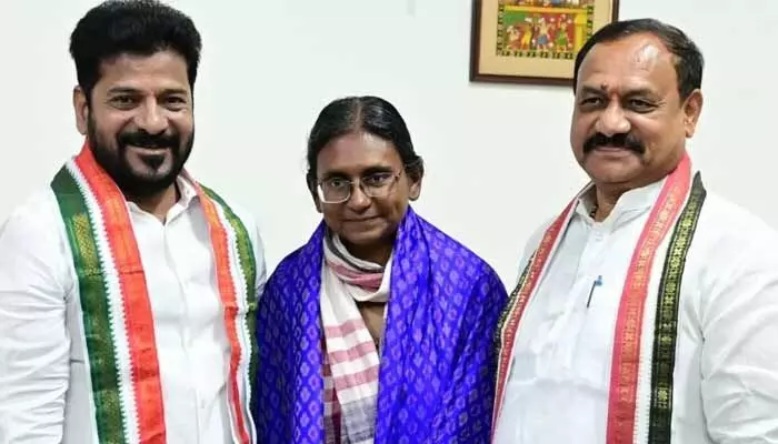 T Congress: సీఎం రేవంత్ రెడ్డితో మీనాక్షి నటరాజన్ భేటీ T Congress: సీఎం రేవంత్ రెడ్డితో మీనాక్షి నటరాజన్ భేటీ