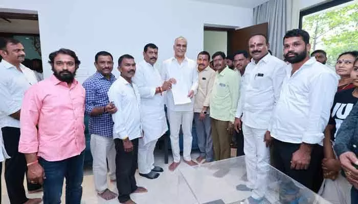 రైతులకు న్యాయం జరిగే వరకు అండగా ఉంటాం : హరీష్ రావు రైతులకు న్యాయం జరిగే వరకు అండగా ఉంటాం : హరీష్ రావు