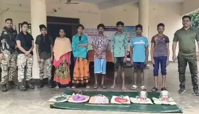 మావోయిస్టుల కుట్ర భగ్నం..మందుపాతరలు అమర్చుతున్న ఆరుగురు అరెస్ట్ మావోయిస్టుల కుట్ర భగ్నం..మందుపాతరలు అమర్చుతున్న ఆరుగురు అరెస్ట్