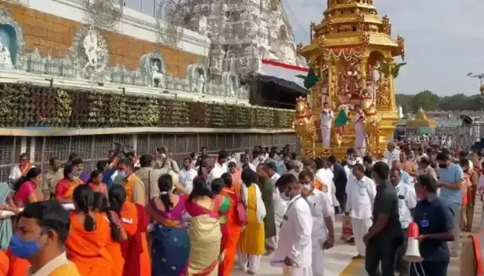 తిరుమల భక్తులకు అలర్ట్.. శ్రీవాణి టికెట్ల టైమింగ్స్ లో భారీ మార్పులు! తిరుమల భక్తులకు అలర్ట్.. శ్రీవాణి టికెట్ల టైమింగ్స్ లో భారీ మార్పులు!