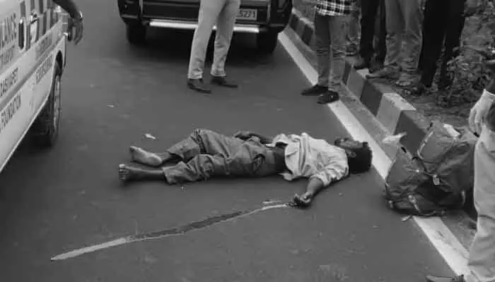 డ్రైవర్ నిర్లక్ష్యం.. రోడ్డు దాటుతుండగా ఢీకొన్న వాహనం.. ఒకరు మృతి డ్రైవర్ నిర్లక్ష్యం.. రోడ్డు దాటుతుండగా ఢీకొన్న వాహనం.. ఒకరు మృతి