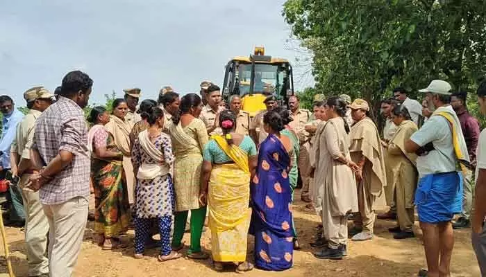 ప్లాంటేషన్ పోడుకు వెళ్తున్న జేసీబీల అడ్డగింత ప్లాంటేషన్ పోడుకు వెళ్తున్న జేసీబీల అడ్డగింత