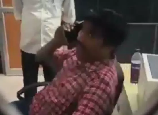 కిలోమీటర్ క్యూ.. టికెట్ ఇవ్వమంటే 15 నిమిషాలుగా ఫోన్లో బాతాకానీ.. రైల్వే ఎంప్లాయి నిర్లక్ష్యం(వీడియో) కిలోమీటర్ క్యూ.. టికెట్ ఇవ్వమంటే 15 నిమిషాలుగా ఫోన్లో బాతాకానీ.. రైల్వే ఎంప్లాయి నిర్లక్ష్యం(వీడియో)