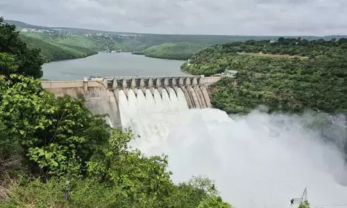శ్రీశైలం జలాశయానికి పోటెత్తిన వరద.. ఏడు గేట్లు ఎత్తివేత