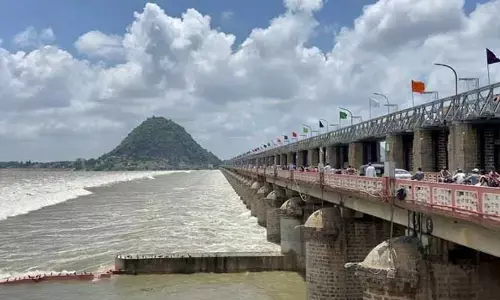 ప్రకాశం బ్యారేజ్‌కు పోటెత్తిన వరద.. 35 గేట్లు ఎత్తివేత