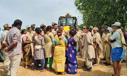 ప్లాంటేషన్‌ పోడుకు వెళ్తున్న జేసీబీల అడ్డగింత