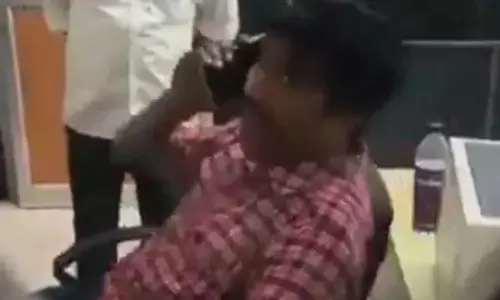 కిలోమీటర్ క్యూ.. టికెట్ ఇవ్వమంటే 15 నిమిషాలుగా ఫోన్‌లో బాతాకానీ.. రైల్వే ఎంప్లాయి నిర్లక్ష్యం(వీడియో)