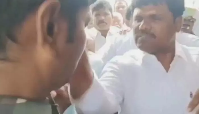 నన్నే ఆపుతావా.? డ్యూటీలో ఉన్న కానిస్టేబుల్పై మంత్రి తమ్ముడు దాడి నన్నే ఆపుతావా.? డ్యూటీలో ఉన్న కానిస్టేబుల్పై మంత్రి తమ్ముడు దాడి