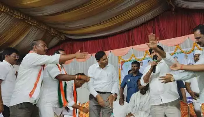 బీఆర్ఎస్ vs కాంగ్రెస్.. ఒకరిపై ఒకరు మాటల యుద్ధం బీఆర్ఎస్ vs కాంగ్రెస్.. ఒకరిపై ఒకరు మాటల యుద్ధం