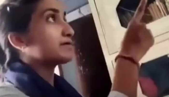 ఆఫీసులో రీల్స్ చూసిన ప్రభుత్వ ఉద్యోగిని..ప్రశ్నించిన సీనియర్పై బెదిరింపులు ఆఫీసులో రీల్స్ చూసిన ప్రభుత్వ ఉద్యోగిని..ప్రశ్నించిన సీనియర్పై బెదిరింపులు