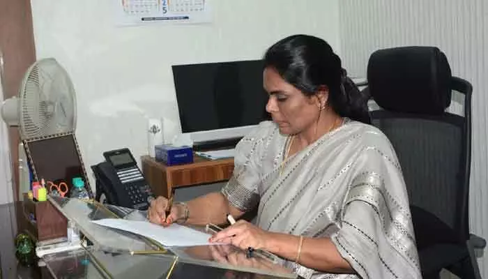 అలుగు వర్షిణికి అదనపు బాధ్యతలు అలుగు వర్షిణికి అదనపు బాధ్యతలు