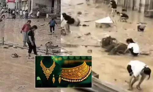 ఆకస్మిక వరదలు.. కొట్టుకుపోయిన రూ.12 కోట్ల విలువైన బంగారం.. వీధుల్లో జనాల వెతుకులాట!