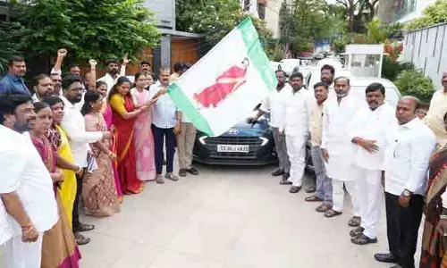 72 గంటల నిరాహార దీక్ష.. జిల్లా కేంద్రాలకు బయల్దేరిన బీసీ చైతన్య రథాలు