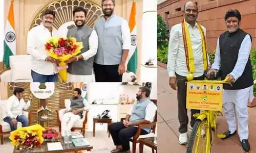 పార్లమెంట్ ఆవరణలో ఎమ్మెల్యే బాలకృష్ణ..  సైకిల్ తొక్కి సందడి