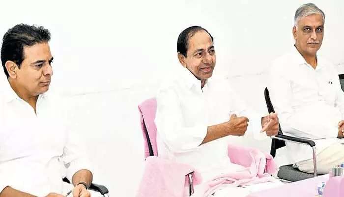 KCR: ఎర్రవల్లి ఫామ్ హౌస్ లో కేసీఆర్ వరుస భేటీలు KCR: ఎర్రవల్లి ఫామ్ హౌస్ లో కేసీఆర్ వరుస భేటీలు
