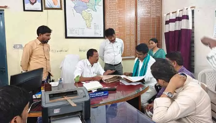 సాదాబైనామా చట్టాన్ని మారిస్తే రైతులకు ప్రయోజనం : భూమి సునీల్ సాదాబైనామా చట్టాన్ని మారిస్తే రైతులకు ప్రయోజనం : భూమి సునీల్