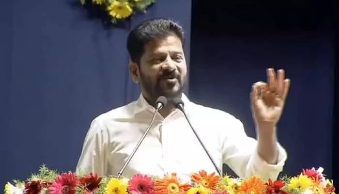 ఓనమాలు రానోళ్లు జర్నలిస్టులు అవుతుండ్రు.. సీఎం రేవంత్ సంచలన వ్యాఖ్యలు ఓనమాలు రానోళ్లు జర్నలిస్టులు అవుతుండ్రు.. సీఎం రేవంత్ సంచలన వ్యాఖ్యలు