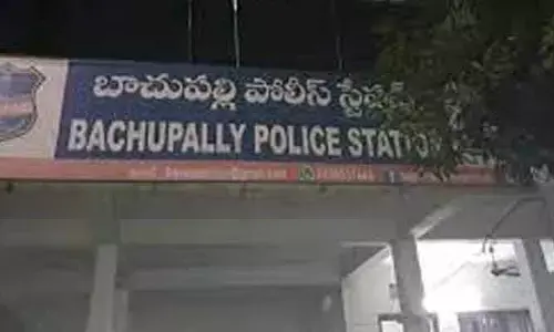 నిబంధనలకు విరుద్ధంగా సెల్లార్ తవ్వకం.. పోలీసులకు స్థానికుల ఫిర్యాదు