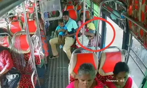 Viral: బస్సు డ్రైవర్ సడన్ బ్రేక్.. తల్లి ఒడిలో నుంచి రోడ్డుపై పడిన చిన్నారి ఘటన.. వైరల్