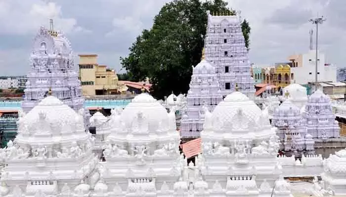 వేములవాడ ఆలయ అభివృద్ధికి రూ.693.25 కోట్లు.. తొలి విడతలో రూ.108.25 కోట్లు మంజూరు వేములవాడ ఆలయ అభివృద్ధికి రూ.693.25 కోట్లు.. తొలి విడతలో రూ.108.25 కోట్లు మంజూరు