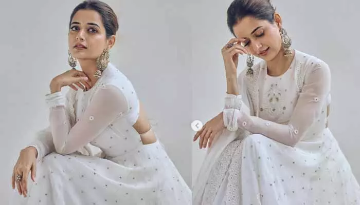 దేవకన్యలా నాగార్జున బ్యూటీ.. ఆకాశం అమ్మాయి అయితే నీలా ఉంటుందే అంటూ కామెంట్స్ దేవకన్యలా నాగార్జున బ్యూటీ.. ఆకాశం అమ్మాయి అయితే నీలా ఉంటుందే అంటూ కామెంట్స్