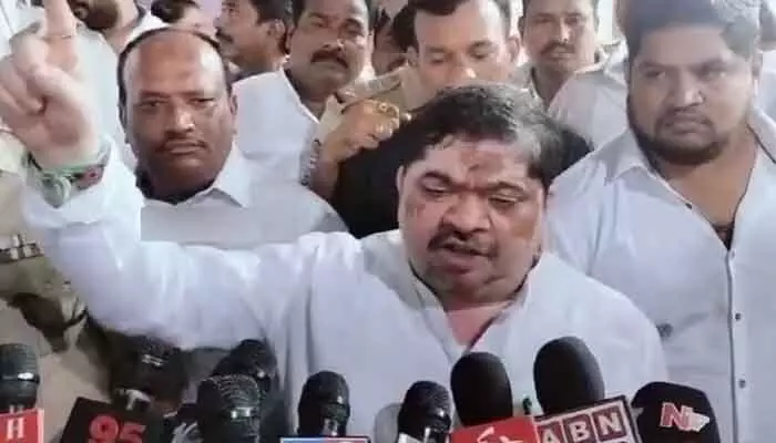 కడుపులో కత్తులు పెట్టుకొని రాజకీయాలా: బీజేపీకి మంత్రి పొన్నం కౌంటర్ కడుపులో కత్తులు పెట్టుకొని రాజకీయాలా: బీజేపీకి మంత్రి పొన్నం కౌంటర్