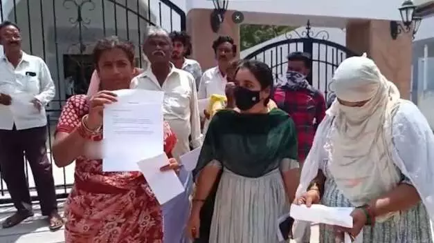 జనసేన ఎంపీ కార్యాలయం వద్ద ఉద్రిక్త వాతావరణం జనసేన ఎంపీ కార్యాలయం వద్ద ఉద్రిక్త వాతావరణం