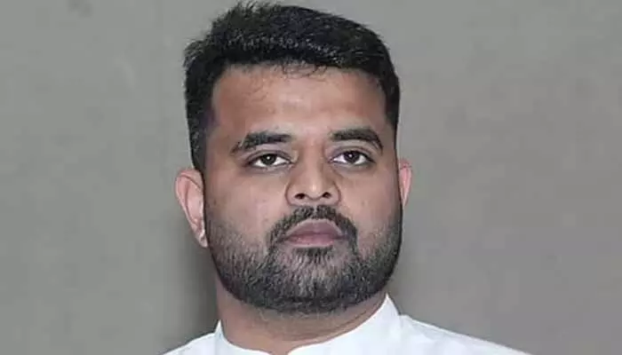 Prajwal Revanna: అత్యాచారం కేసు.. ప్రజ్వల్ రేవణ్ణకు జీవిత ఖైదు Prajwal Revanna: అత్యాచారం కేసు.. ప్రజ్వల్ రేవణ్ణకు జీవిత ఖైదు