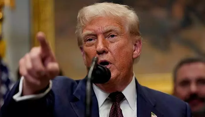 Trump: భారతీయులపై ట్రంప్ కొరడా.. ప్రతిరోజూ 8 మంది బహిష్కరణ Trump: భారతీయులపై ట్రంప్ కొరడా.. ప్రతిరోజూ 8 మంది బహిష్కరణ